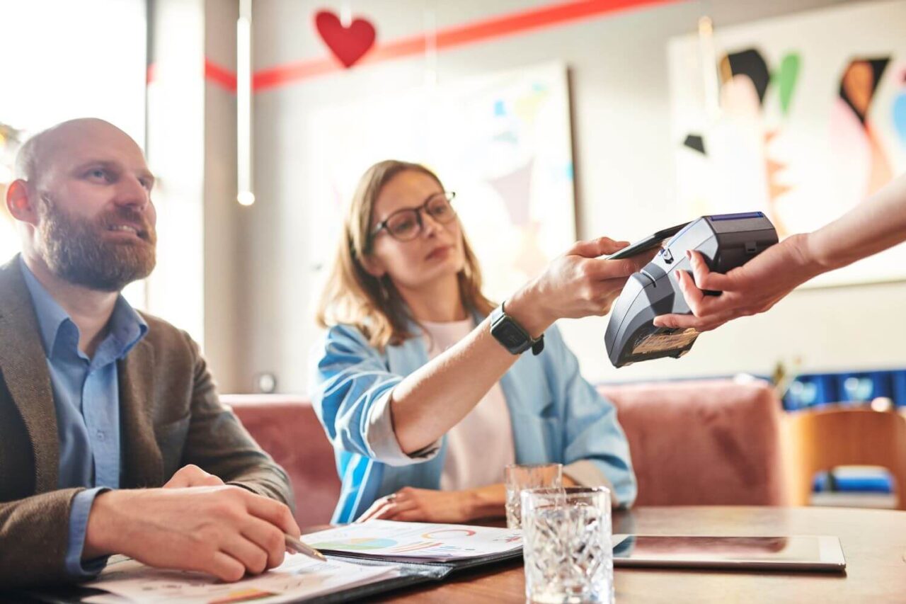The rise of contactless payments: Benefits and tips for businesses