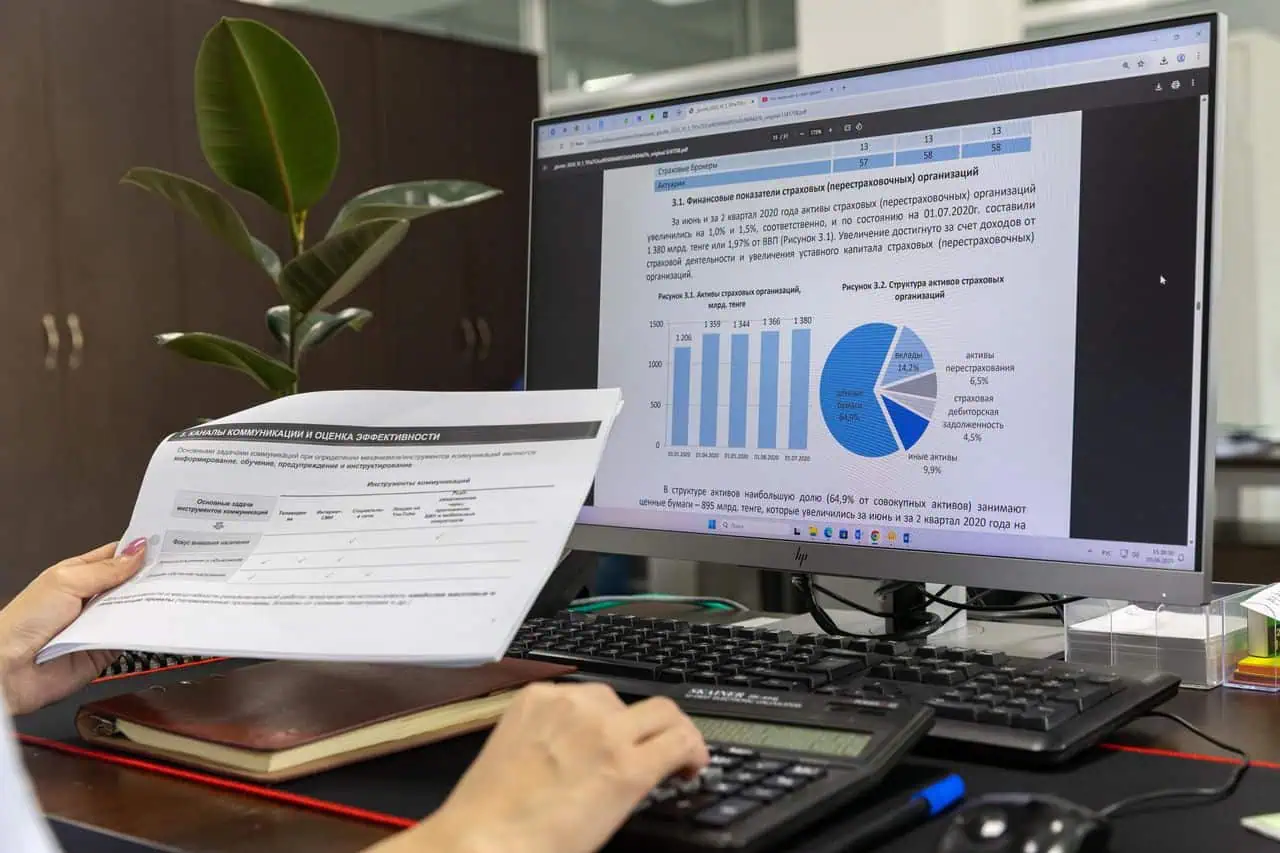 Cuenta de empresa en España para no residentes Emprendedor extranjero no residente gestionando la cuenta bancaria de su empresa española desde el portátil