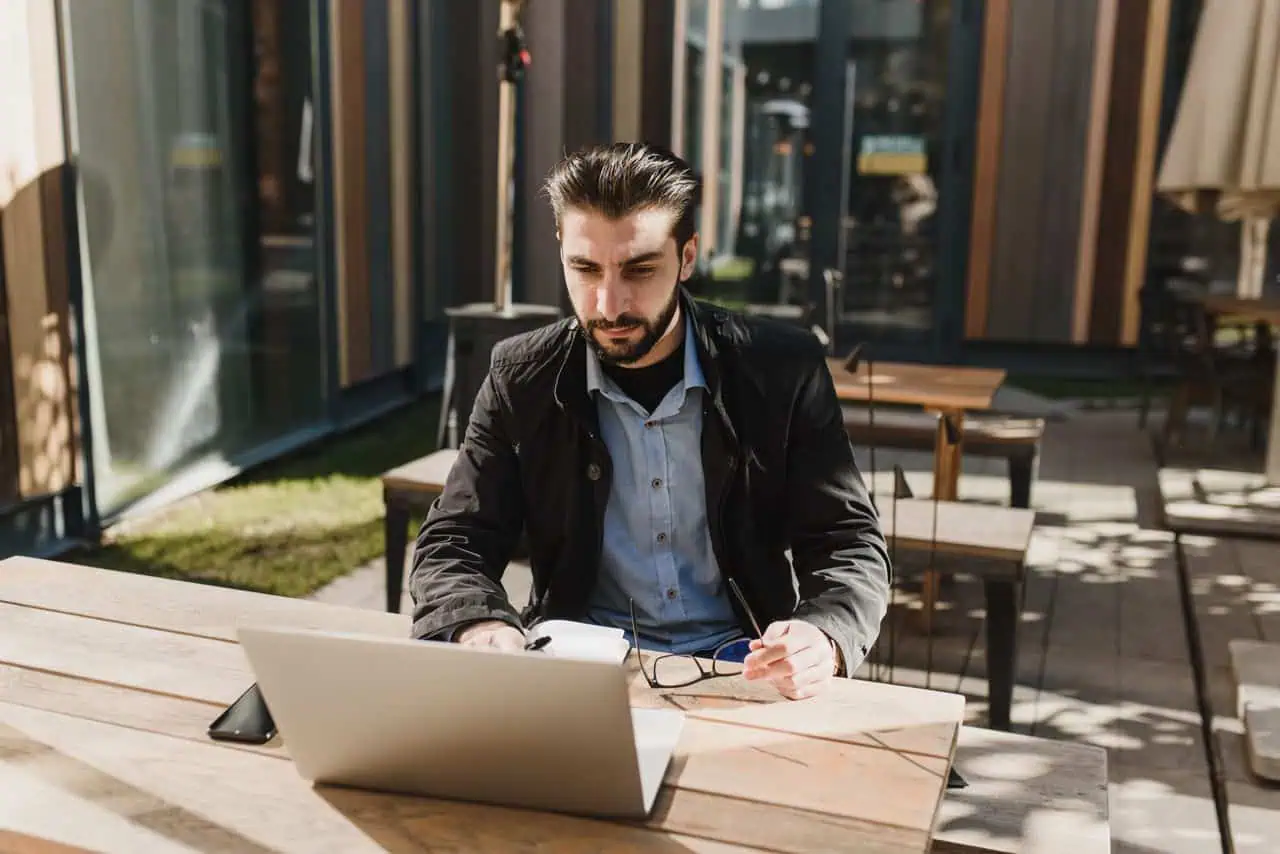 Emprendedor extranjero decidiendo entre autónomo y sociedad limitada para operar en España sin residir allí