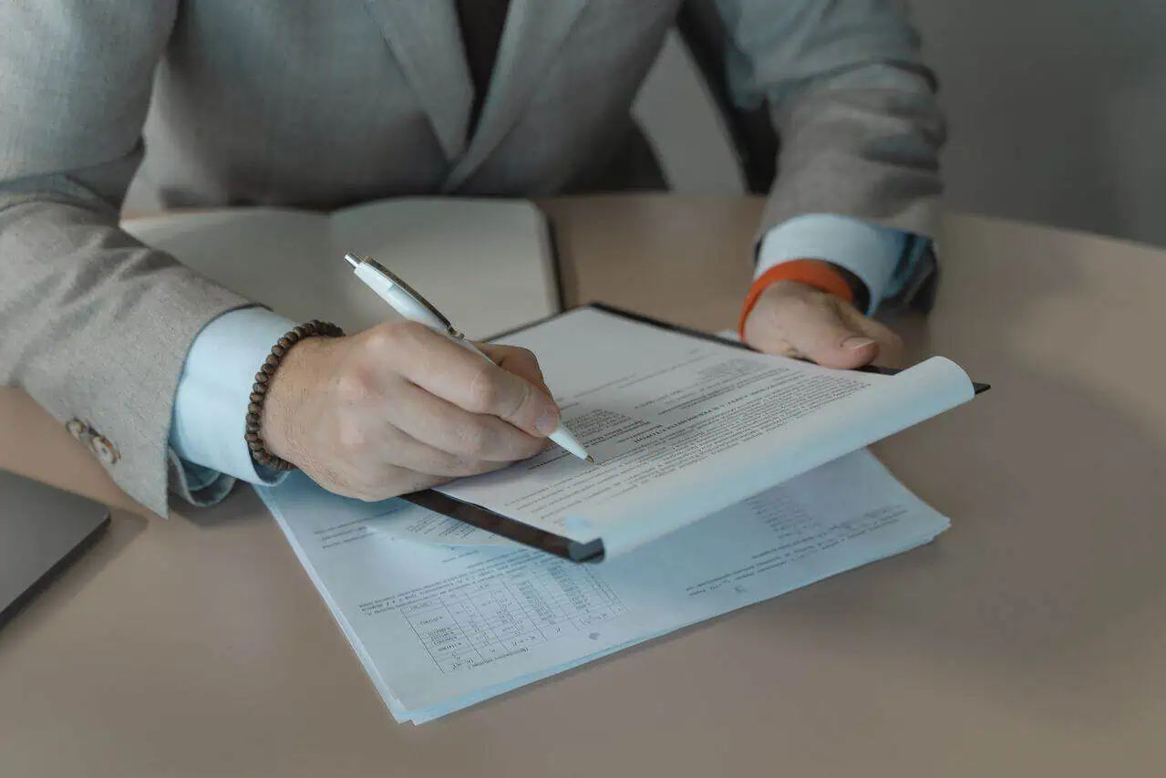 Representante legal firmando la documentación para abrir una sucursal en España