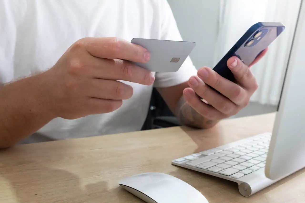 Emprendedor verificando su identidad con el móvil para abrir una cuenta de empresa online