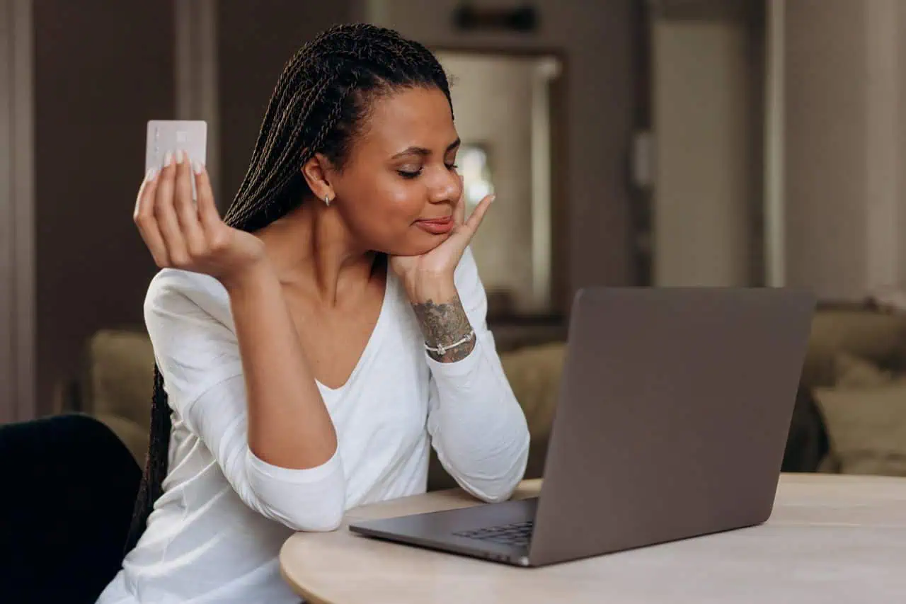Må man ha bedriftskonto? Krav for ENK, AS og NUF Næringsdrivende ved laptop vurderer om bedriften trenger egen bedriftskonto
