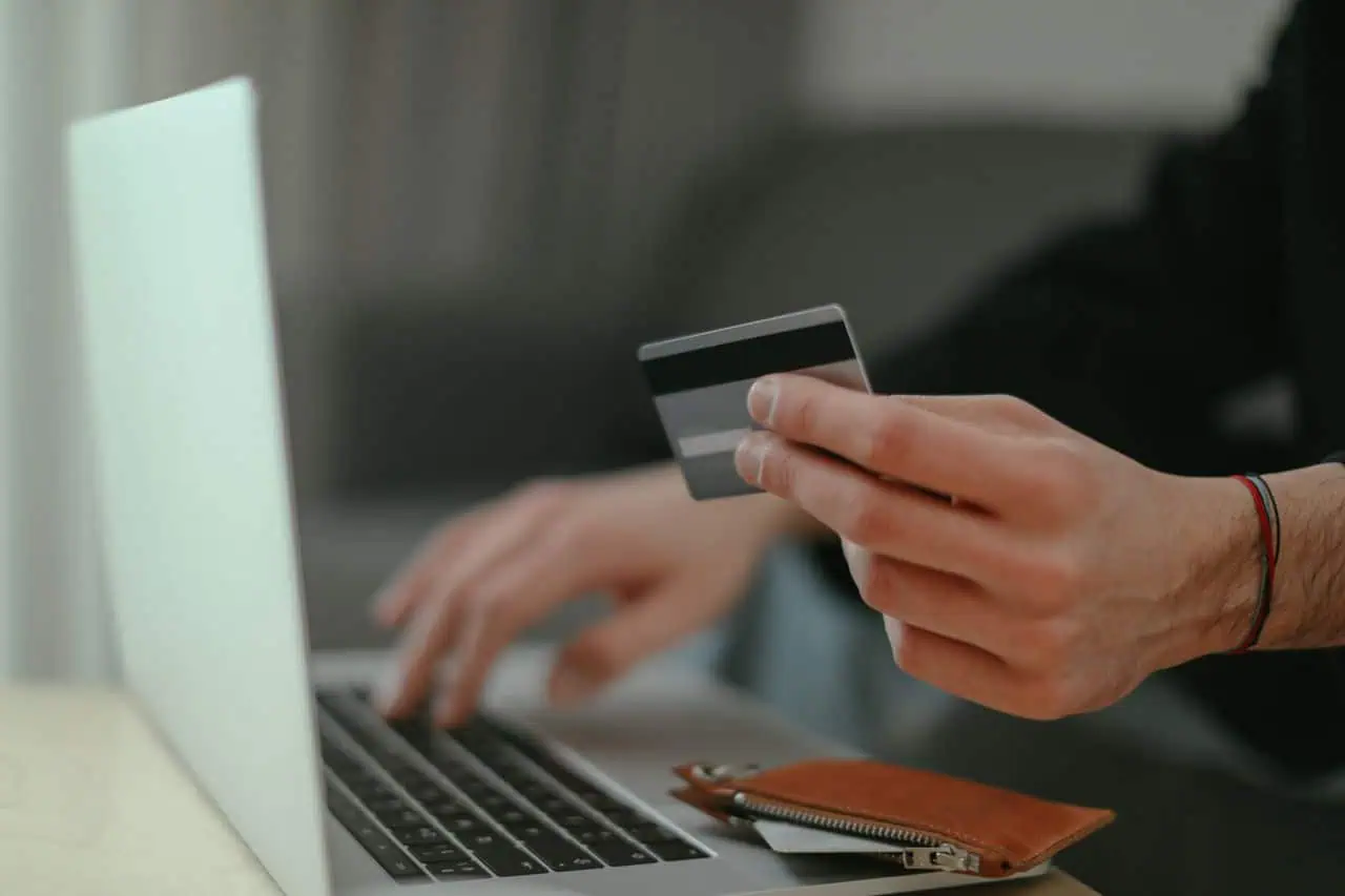 Persona pagando una suscripción online con una tarjeta virtual de empresa