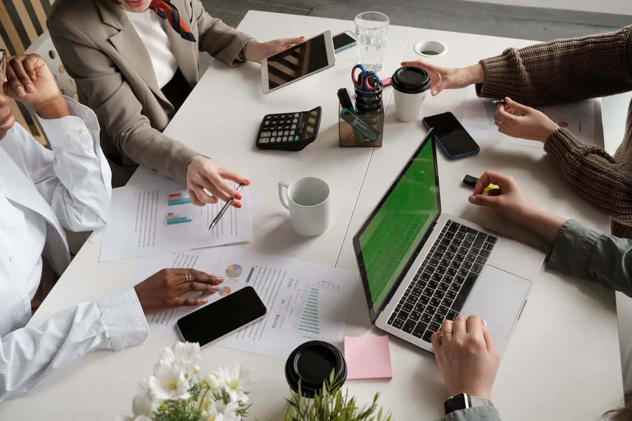 Tarjetas corporativas para empleados: control y Hacienda Equipo revisando los gastos de sus tarjetas corporativas en un portátil